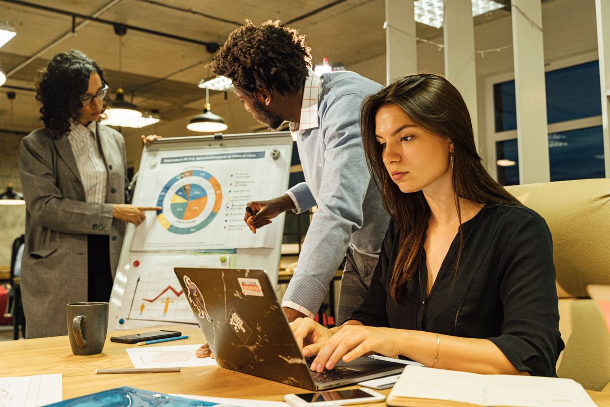Equipe analisando estratégias e gráficos de marketing
