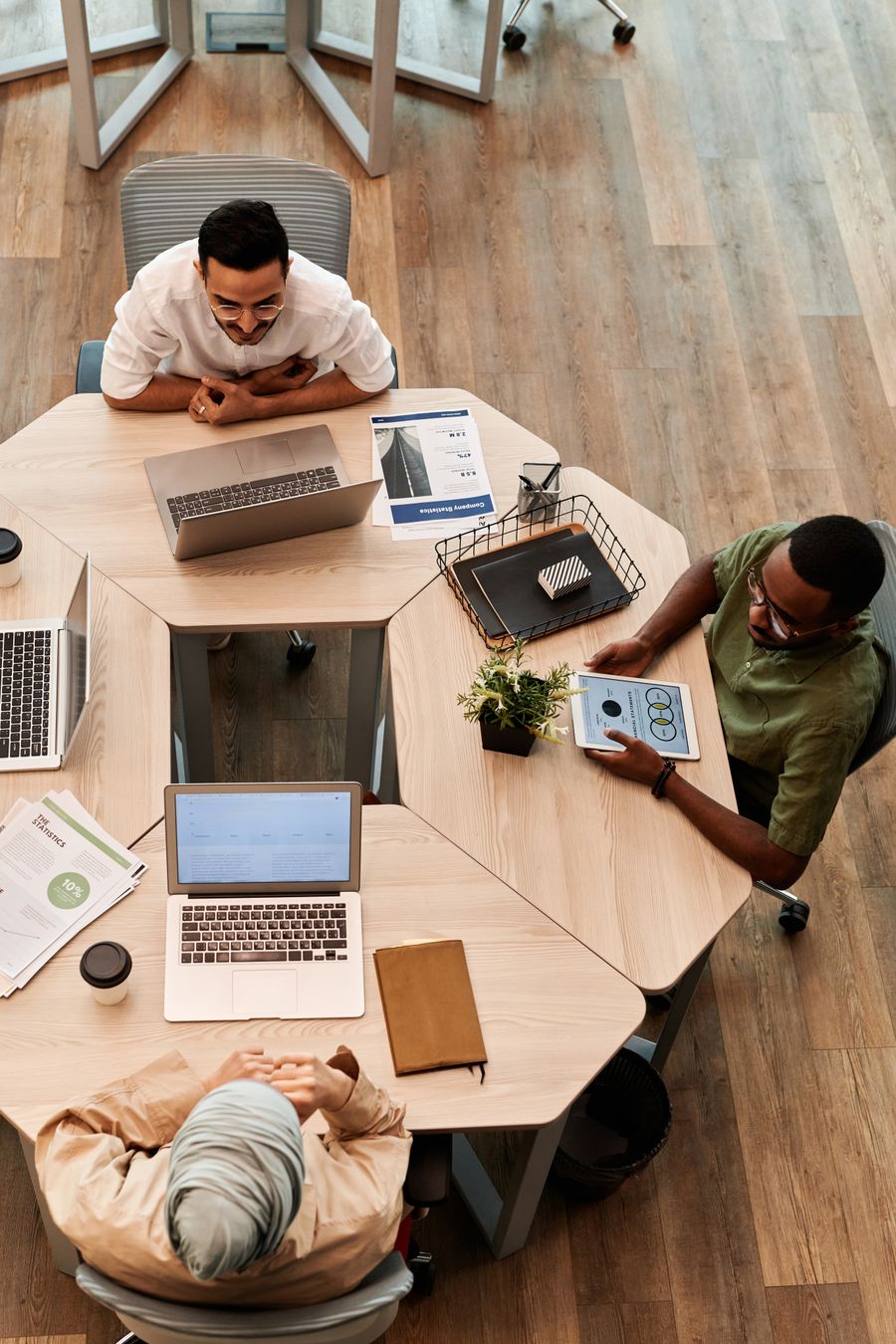 Equipe criativa colaborando em volta de uma mesa, vista de cima